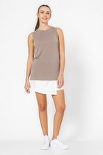 גופייה ספורטיבית עם צווארון עגול בצבע חום