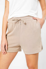 מכנסיים קצרים מעל ברך