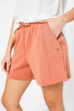 מכנסיים קצרים עם כיסים