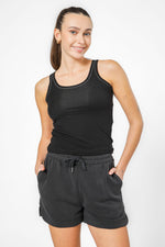 מכנסיים קצרים בשילוב בד מודל