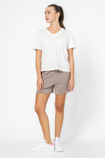 מכנסיים קצרים עם כיסים לנשים בצבע חום