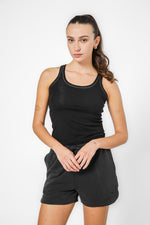 גופיית בייסיק עם צווארון עגול בצבע שחור