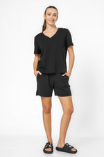 חולצה קצרה צווארון וי