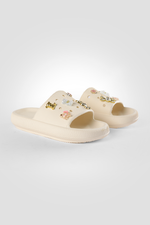 כפכפי גומי עם צ’ארמס בצבע בז'