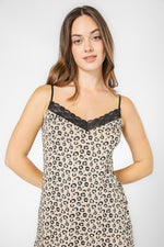 כותונת לילה מנומרת עם סיומת תחרה