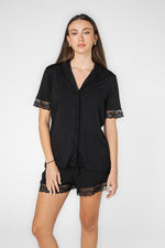 סט פיג’מה מכופתרת בשילוב תחרה בצבע שחור