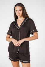 סט פיג’מה קצרה מכופתרת בצבע חום