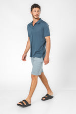 מכנסיים קצרים עם כיסים בצבע כחול