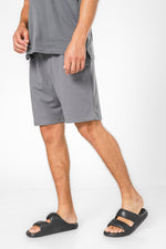 מכנסיים קצרים עם כיסים בצבע אפור