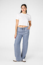 מכנסיים ארוכים במראה ג’ינס