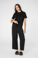 מכנסיים באורך 7/8 במראה קליל ובצבע שחור