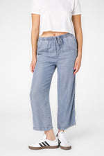 מכנסיים באורך 7/8 במראה קליל ובצבע ג'ינס