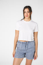 חולצת קרופ קצרה בצבע לבן צווארון עגול