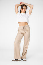 מכנסיים ארוכים במראה מחוייט בצבע בז'