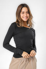 חולצה תרמית ארוכה צווארון עגול שחורה לנשים