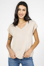 טישירט קצרה צווארון V לנשים בצבע בז' - MASHBIR//365