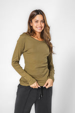 מארז שתי חולצות ארוכות לנשים עם צווארון וי