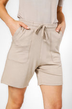 מכנסיים קצרים לנשם בצבע בז'