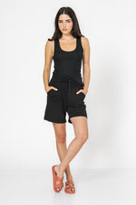 מכנסיים קצרים לנשים ( דוגמנית עם גופייה ומכנסיים) חלק קידמי