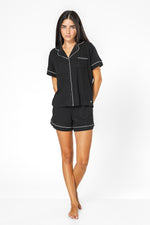 פיג'מה מכופתרת קצרה לנשים בצבע שחור