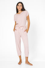סט פיג'מה 3/4 בגימור תחרה בצבע ורוד