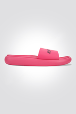 כפכפי סלייד עם כיתוב לוגו בצבע ורוד