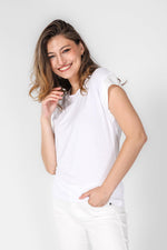טישירט קצרה עם שרוולי סאטן בצבע לבן - MASHBIR//365