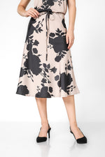 חצאית מידי סאטן בהדפס פרחים בצבע בז'