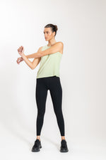 גופיית אימון לנשים בצבע ירוק בהיר