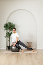 טישירט לנשים Cropped בצבע לבן