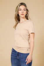 טישירט כותנה פרימיום גזרה צמודה בצבע בז'