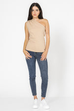 טי כותנה פרימיום כתף אחת בצבע בז'