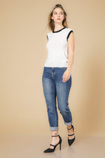 סריג ללא שרוול בצבע לבן ושחור