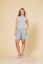 מכנסי ברמודה קצרים בצבע אפור