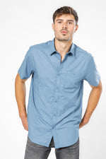 חולצה מכופתרת שרוולים קצרים בצבע כחול