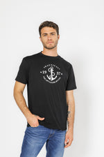 טישירט בייסיק בצבע שחור עם הדפס