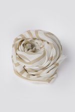 צעיף עם הדפס פסים בצבע לבן ובז'