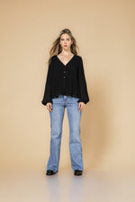 חולצת פליסה שרוול ארוך בצבע שחור