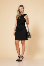 שמלה עם כיווצים בצבע שחור