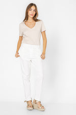 טישירט וי צוארון קונטרסטי בצבע אוף וויט