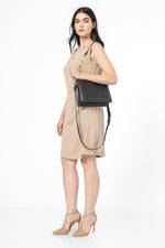 שמלה ללא שרוולים עם קפלים בצבע בז'