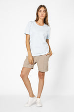 טישירט ניקי בצבע תכלת עם לוגו