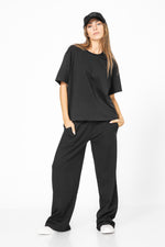 טישירט אוברסייז בצבע שחור