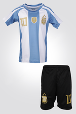 חליפת כדורגל איכותית לילדים הסט כולל חולצה נוחה וספורטיבית ומכנסים קצרים (חליפת כדורגל זו אינה מוצר מקורי או רשמי של מועדון ספורט כלשהו) **התמונות להמחשבה בלבד (18) XXS (6) – XS (8) – S (10) – M (12) – L (14) – XL (16) – XXL.