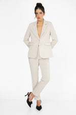 בלייזר בגזרה קלאסית בצבע קרם