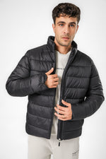 מעיל בצבע שחור מרופד צווארון גבוה