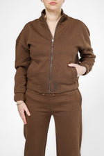סווטשירט עם רוכסן לוגו בגב בצבע קפה