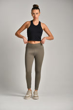 טייץ ספורט בגזרה גבוהה בצבע ירוק זית