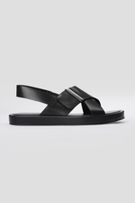סנדלים דמוי עור רצועות מוצלבות בצבע שחור