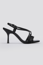 נעלי עקב דמוי עור בצבע שחור